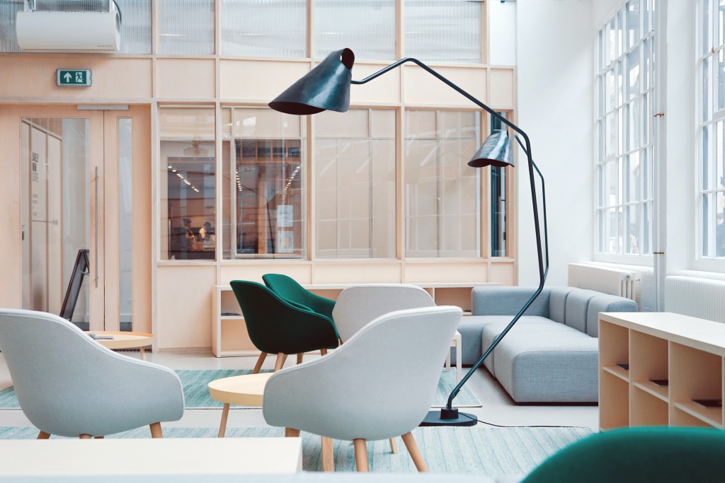 Oficinas pequeñas y modernas