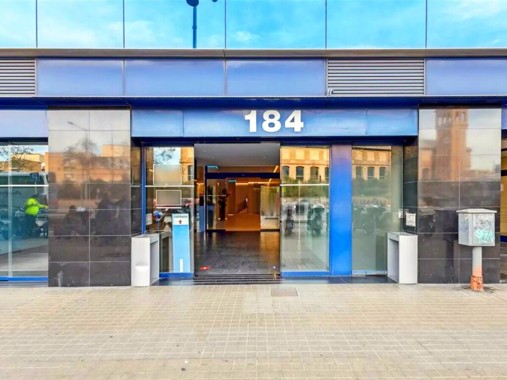 ALQUILER-OFICINAS-EDIFICIO-LA-CAMPANA-GRAN-VIA-DE-LES-CORTS-CATALANES-186-08038-BARCELONA-ACCESO.jpg