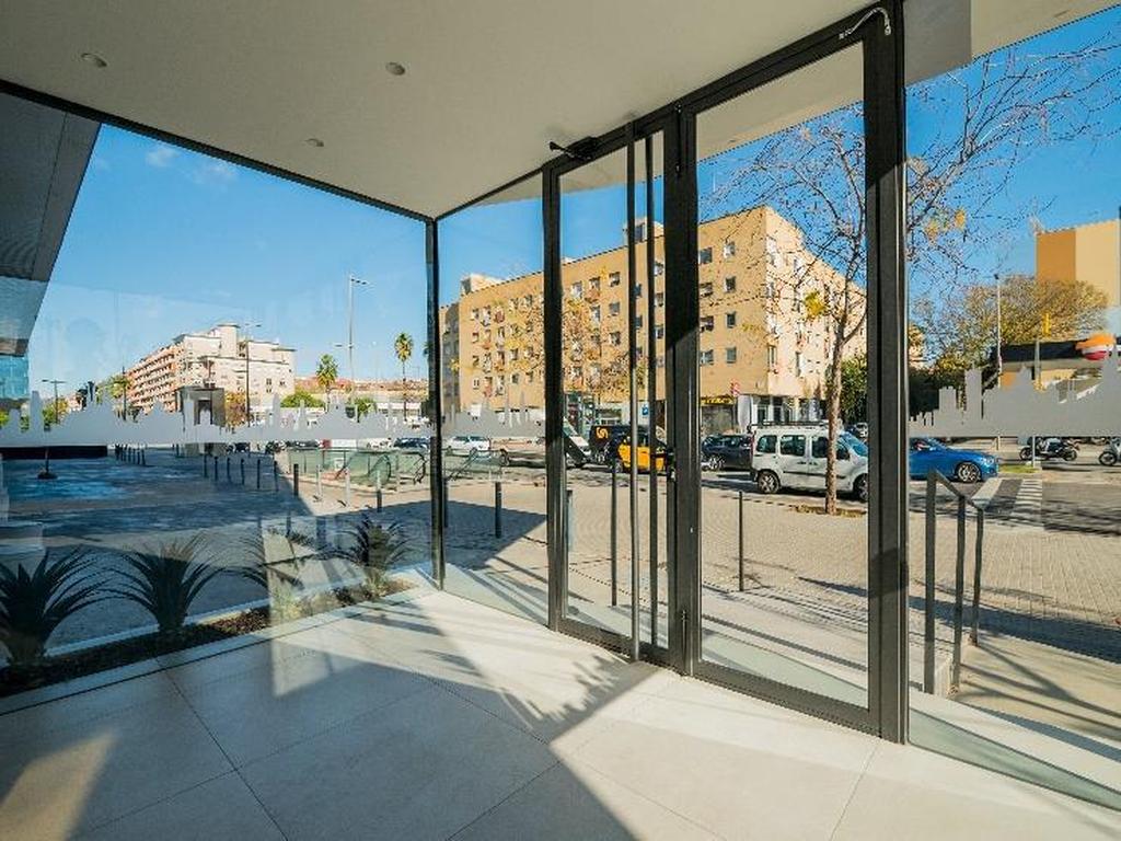 ALQUILER-OFICINAS-BARCELONA-PASSATGE-DE-LA-ZONA-FRANCA-83-95-08038-BARCELONA-ENTRADA.jpg