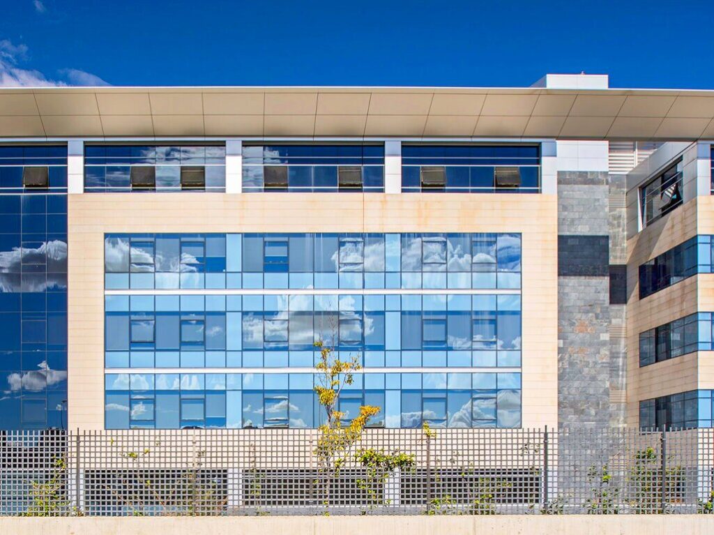 ALQUILER-OFICINAS-MADRID-EDIFICIO-NOVUS-EAST-CAMINO-FUENTE-DE-LA-MORA-1-28050-MADRID-exterior (4).jpg