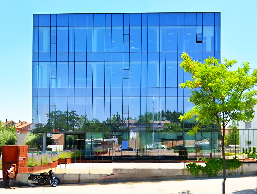 ALQUILER-OFICINAS-MADRID-EDIFICIO-RIAZOR-CALLE-DE-LA-PLAYA-DE-RIAZOR-12-28042-MADRID-EXTERIOR (1).jpg