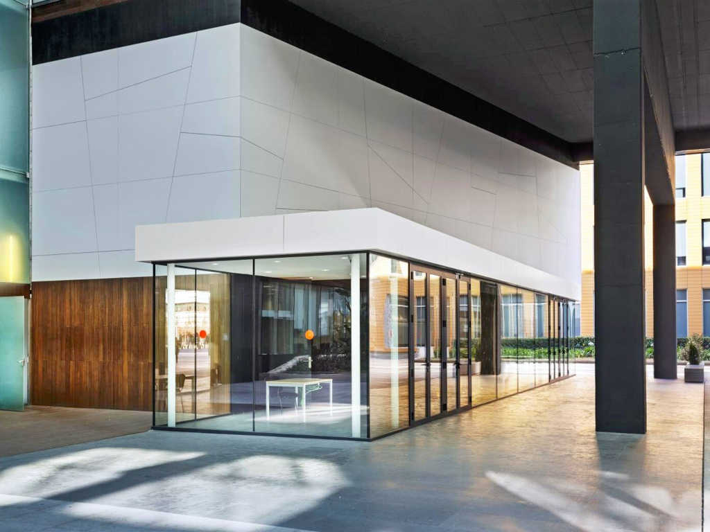 oficina-alquiler-barcelona-cornella-de-llobregat-world-trade-center-almeda-park-edificio-7-pau-1-entrada-01.jpg