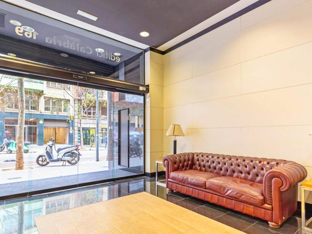 ALQUILER-OFICINAS-BARCELONA-CARRER-DE-CAL?BRIA-169-08015-BARCELONA-ENTRADA.jpg