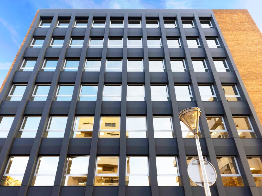 ALQUILER-OFICINAS-BARCELONA-EDIFICIO-PHILIPS-PASSEIG-DE-LA-ZONA-FRANCA-185-219-08038-BARCELONA-edificio (1).jpg