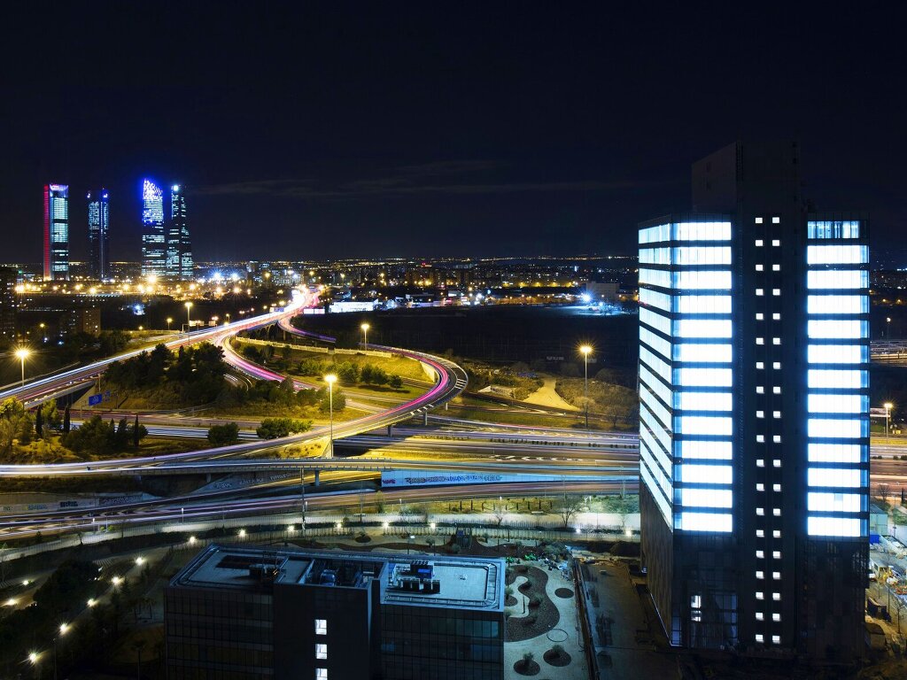 oficina-alquiler-madrid-torre-chamartin-dulce-chacon-55-edificio-noche.jpg