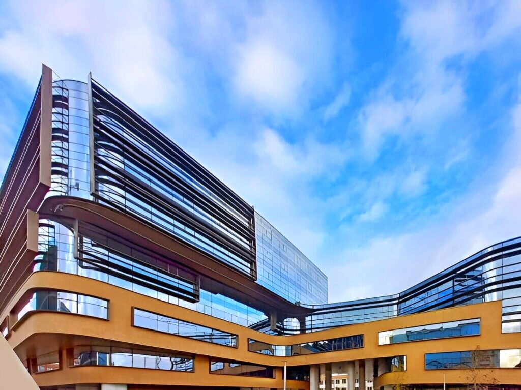 ALQUILER-OFICINAS-BARCELONA-EDIFICIO-URBIT-CARRER-RDE-BILBAO-144-08018-BARCELONA-FACHADA (6).jpg