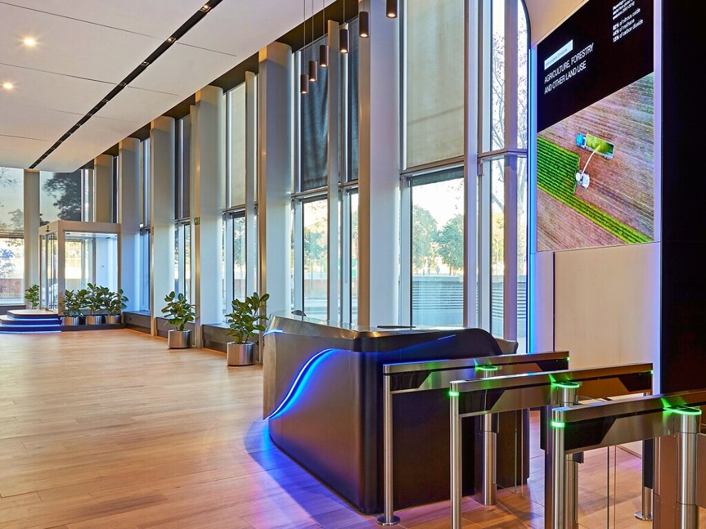 alquiler-oficina-barcelona-marenostrum-gas-01-hall.jpg