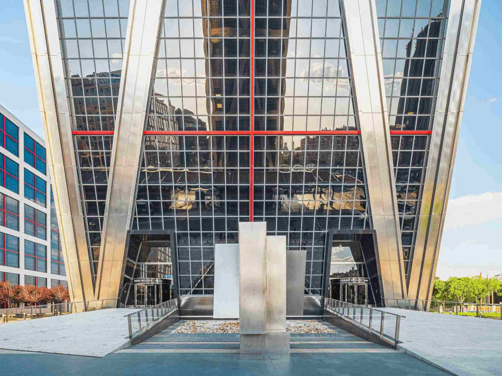 oficina-alquiler-madrid-torre-realia-the-icon-castellana-216-entrada.jpg