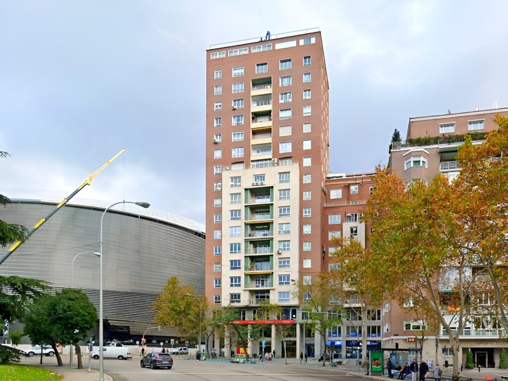 ALQUILER-OFICINAS-EDIFICIO-LIMA-PASEO-DE-LA-CASTELLANA-140-28046-MADRID-FACHADA.jpg